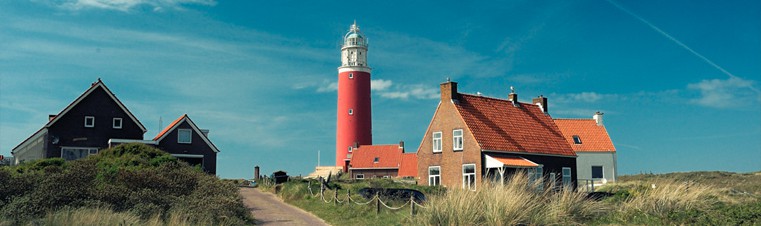 Op de noordpunt van Texel staat de vrolijk rood geschilderde vuurtoren.